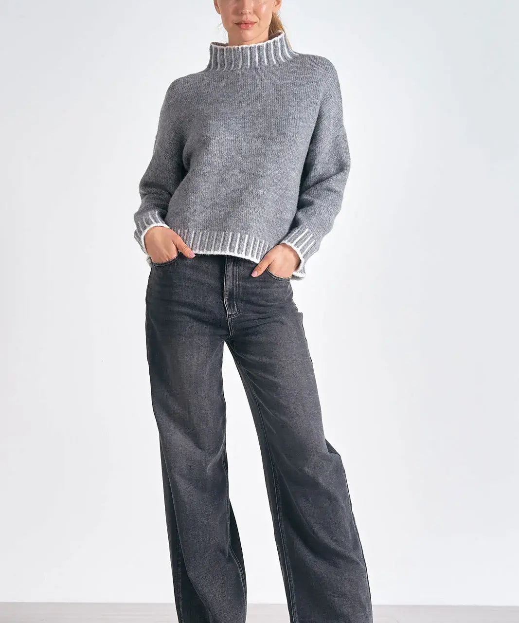SWEATER W/STITCHING DETAIL