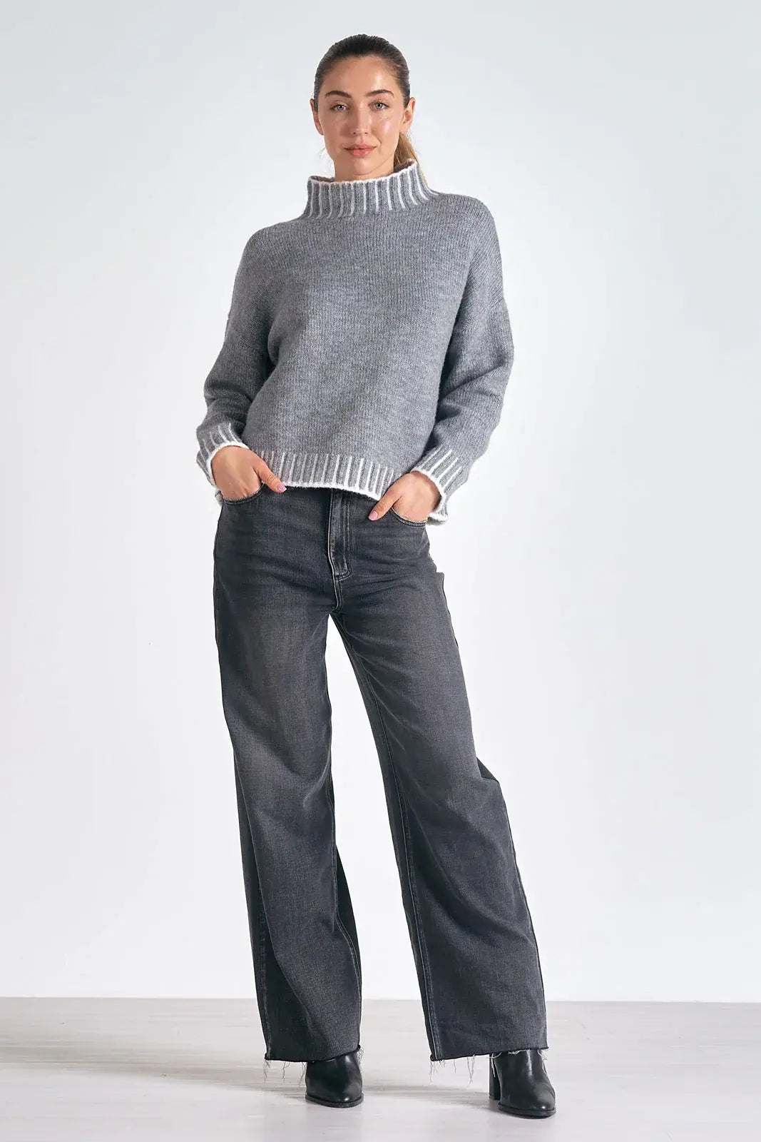 SWEATER W/STITCHING DETAIL