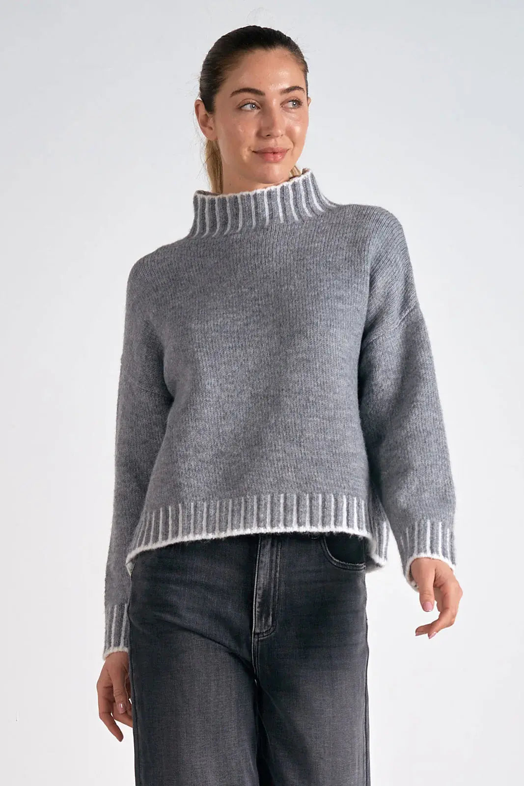 SWEATER W/STITCHING DETAIL