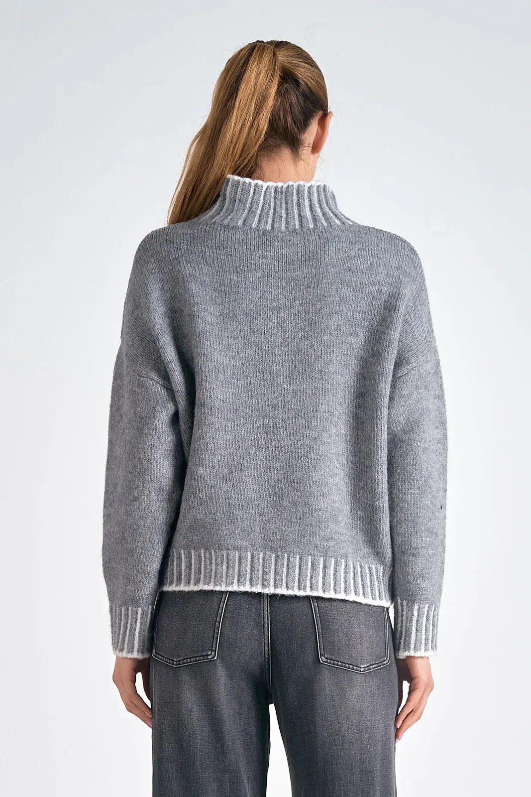 SWEATER W/STITCHING DETAIL