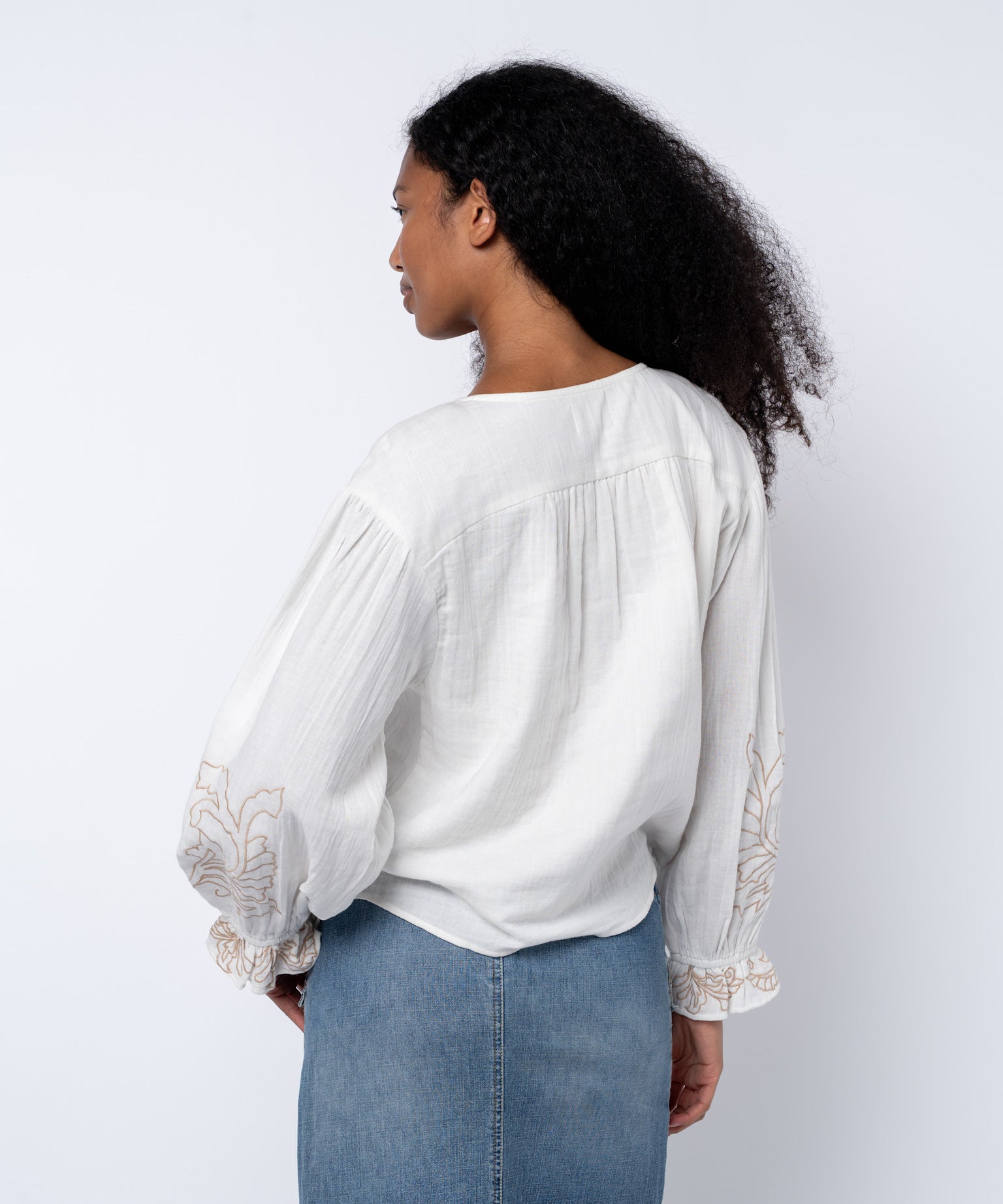 EMBROIDERED BUTTON DOWN TOP