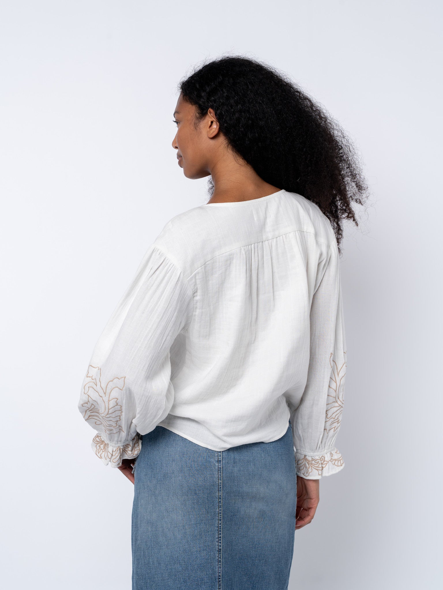 EMBROIDERED BUTTON DOWN TOP