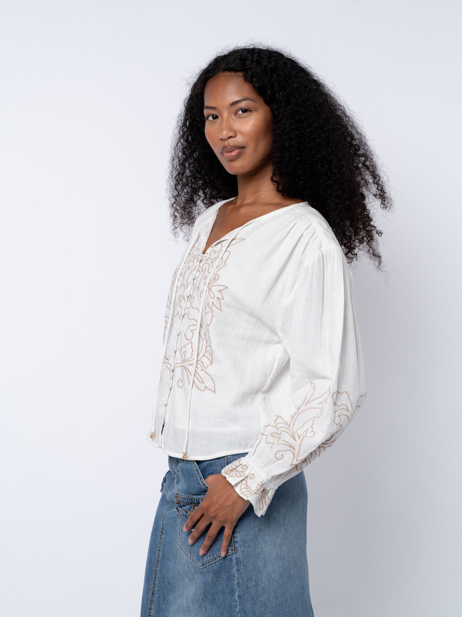 EMBROIDERED BUTTON DOWN TOP